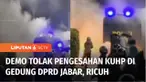 Unjuk rasa menolak pengesahan KUHP di Gedung DPRD Jawa Barat, ricuh, Kamis (15/12) petang. Kericuhan terjadi akibat saat pengunjuk rasa menolak membubarkan diri.