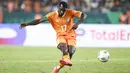 Pemain Pantai Gading, Serge Aurier mencetak gol ke gawang Senegal pada babak penalti saat 16 besar Piala Afrika 2023 di Stade Charles Konan Banny, Yamoussoukro, Selasa (30/01/2024) dini hari WIB. Pantai Gading menang dengan skor 5-4 pada babak adu penalti. (AFP/Kenzo Tribouillard)
