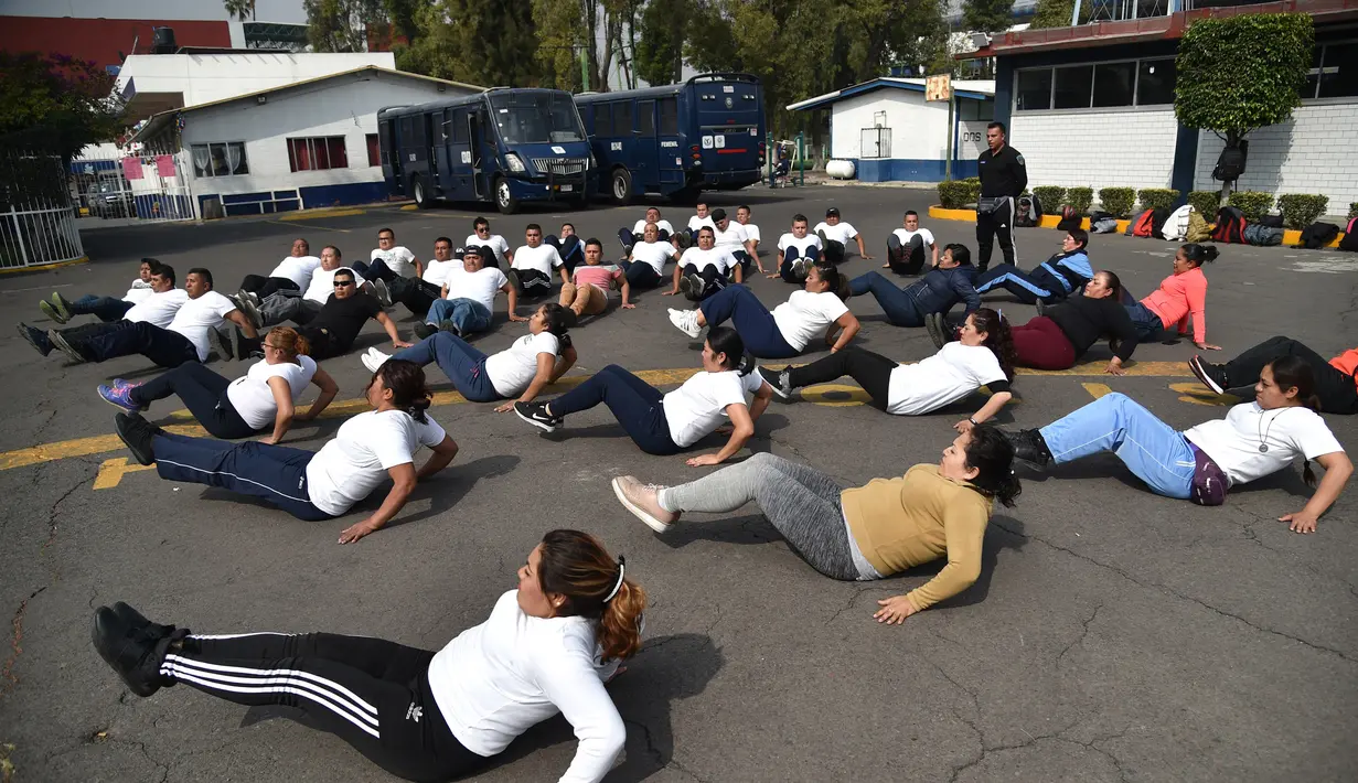Petugas kepolisian Meksiko melakukan latihan di unit kepolisian di Mexico City (11/12/2019). Latihan Program penurunan berat badan ini untuk meningkatkan kesehatan para personil kepolisian Mexico City agar dapat bekerja secara efisien. (AFP Photo/Rodrigo Arangua)