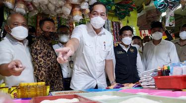 Mendag Lutfi meninjau Pasar Wonokromo dan Pasar Induk Hortikultura Osowilangun di Surabaya, Jawa Timur