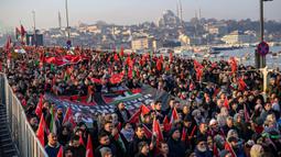 Unjuk rasa diikuti sejumlah organisasi masyarakat sipil Turki di Istanbul untuk menunjukkan solidaritas untuk Palestina, di mana hingga saat ini Israel masih terus melanjutkan serangannya di wilayah Gaza. (Yasin AKGUL/AFP)