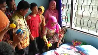 Mensos Khofifah Jenguk Bocah 3 Tahun Korban Penelantaran Ibunya
