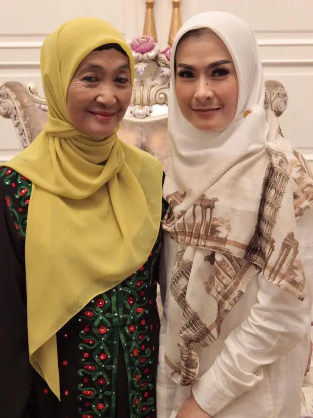 Tampil Beda, Ini 7 Potret Iis Dahlia saat Berhijab yang Banjir Sorotan