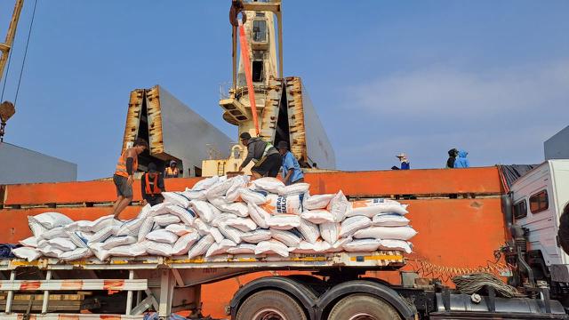 Direktur Utama Perum BULOG Budi Waseso dalam proses pembongkaran kapal beras impor yang baru sandar di Pelabuhan Tanjung Priok, Jakarta Utara pada kamis (12/10/2023). (Ayu/Merdeka.com)