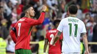 Cristiano Ronaldo (kiri) saat bermain untuk Timnas Portugal. (MIGUEL RIOPA / AFP)