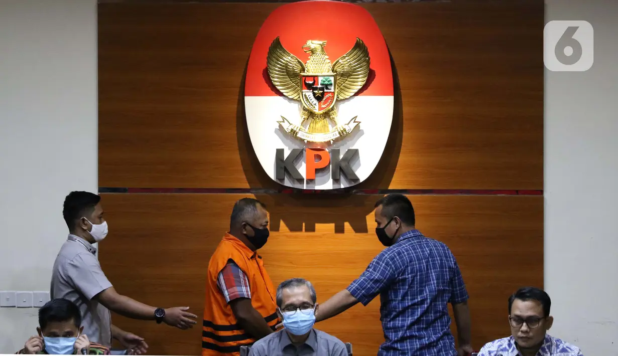 Tersangka kasus dugaan penerimaan gratifikasi bersama Bupati Malang periode tahun 2010-2015 dan periode 2016–2021 Eryck Armando Talla (rompi orange) digiring petugas saat dihadirkan pada rilis penetapan masa penahanan di gedung KPK, Jakarta, Kamis (30/7/2020). (Liputan6.com/Helmi Fithriansyah)