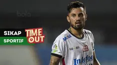 Sikap kesatria dan sportif ditunjukkan Stefano Lilipaly dengan memberikan ucapan selamat kepada striker Bhayangkara FC, Ilija Spasojevic.