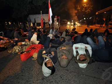 Ratusan mahasiswa berunjuk rasa di depan Kampus IISIP Jakarta untuk menolak kenaikan harga BBM, Selasa (18/11/2014) (Liputan6.com/Miftahul Hayat)