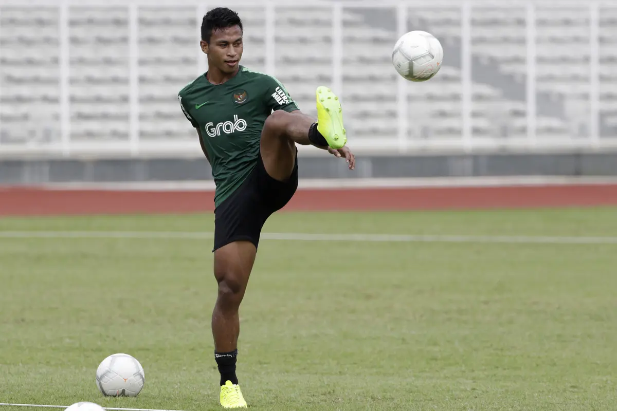 Pemain Timnas Indonesia U-22, Osvaldo Haay, mengontrol bola saat latihan. (Bola.com/Yoppy Renato)