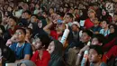 Ratusan suporter tim bulutangkis Indonesia saat menyaksikan siaran langsung laga perempat final dan 16 besar bulutangkis Asian Games 2018 melalui layar lebar di kawasan kompleks GBK, Jakarta, Sabtu (25/8). (Liputan6.com/Helmi Fithriansyah)