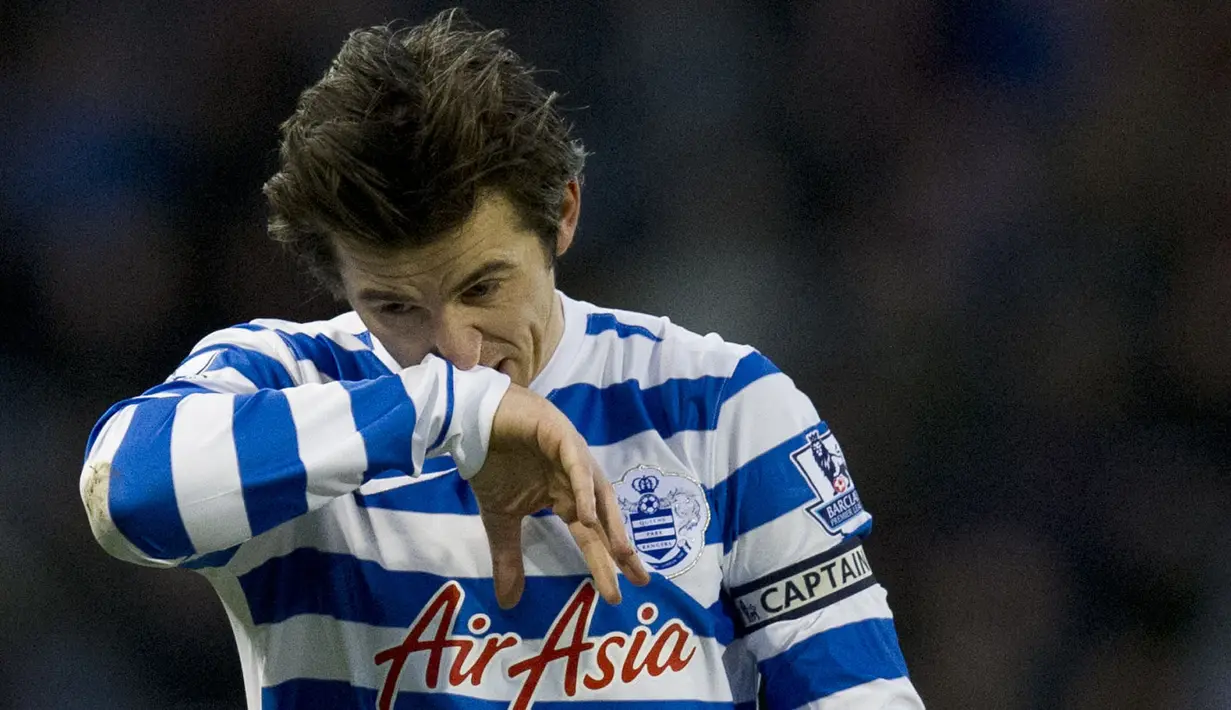 Joey Barton dicopot dari kapten Queens Pangers usai dirinya melakukan tindakan tidak sportif saat laga melawan Manchester City pada musim 2011/12. Ia terlihat menyikut Tevez, menendang Aguero, dan menanduk Kompany. Akibatnya, ia diganjar berbagai hukuman dari klub dan Liga Inggris. (AFP/Oli Scarff)