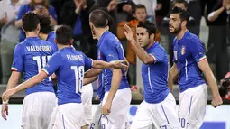 Penyerang Italia, Graziano Pelle (kanan) merayakan gol dengan para pemain lainnya saat laga persahabatan di Juventus Stadium,Italia, Rabu (1/4/2015). Italia bermain imbang 1-1 atas Inggris. (REUTERS/Giorgio Perottino)