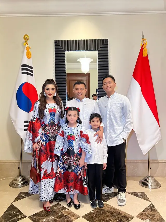 Insiprasi Seragam Keluarga yang Serasi untuk Lebaran dari Ashanty dan Anang Hermansyah