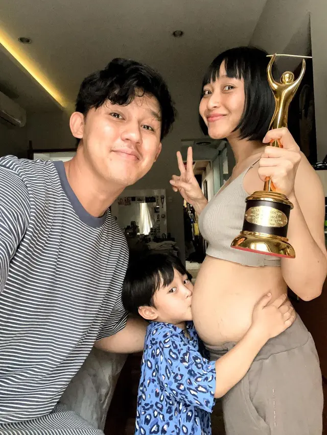 6 Potret Gaya Rinni Wulandari yang Makin Modis di Kehamilan Kedua