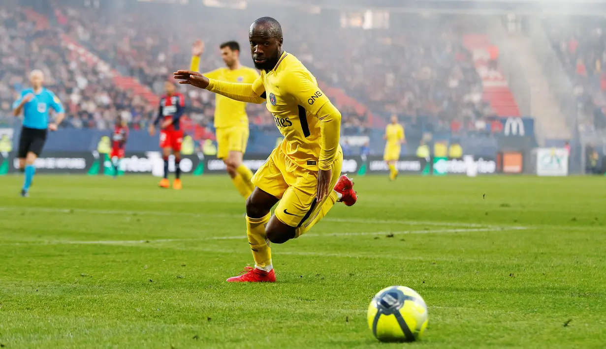 Lassana Diarra - Pemain asal Prancis ini pernah menjadi pembelian sia-sia PSG lantaran gagal mengeluarkan kemampuan terbaiknya seperti saat membela Real Madrid. Hanya satu musim berkarier di PSG, Lassana Diara memutuskan gantung sepatu. (AFP/Charly Triballeau)