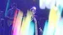 Aksi panggung vokalis Sixpence None The Richer, Leigh Nash di event bertajuk "The 90s Festival" di Gambir Expo, Kemayoran, Jakarta, Sabtu (25/11). Band luar negeri ini merupakan satu-satunya yang tampil di The 90s Festival. (Liputan6.com/Herman Zakharia)
