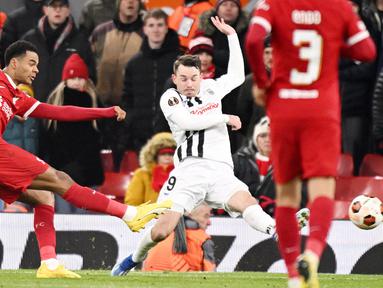 Penyerang Liverpool, Cody Gakpo, melepaskan tendangan saat melawan LASK dalam duel matchday 5 Grup E Liga Europa 2023/2024 di Stadion Anfield, Jumat (1/12/2023). The Reds menang empat gol tanpa balas atas tamunya. (AFP/Oli Scarff)