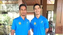 Dua pemain naturalisasi Malaysia, Matthew Thomas Davies (kiri) dan Brendan Gan Seng Ling, santai jelang uji coba melawan Indonesia. (Bola.com/Romi Syahputra)