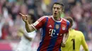 Robert Lewandowski. Striker Polandia berusia 47 tahun yang baru saja bergabung dengan Barcelona di awal musum 2022/2023 ini sebelumnya menjadi bagian dari Bayern Munchen sejak awal musim 2014/2015. Ia didatangkan Bayern Munchen dari Borussia Dortmund dengan status bebas transfer. Di musim debutnya bersama Bayern Munchen pada 2014/2015 ia berhasil mencetak total 25 gol dari 49 laga, dengan rincian 17 gol di Liga Jerman, 6 gol di Liga Champions dan 2 gol di ajang DFB Pokal. Meski tak menjadi top skor Liga Jerman di musim pertamanya, namun di musim berikutnya ia total meraih 6 gelar top skor Liga Jerman bareng Bayern Munchen. (AFP/Christof Stache)