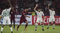 Gelandang Timnas Indonesia, Luthfi Kamal, mengangkat tangan saat melawan Qatar pada laga AFC U-19 Championship di SUGBK, Jakarta, Minggu (21/10). Indonesia kalah 5-6 dari Qatar. (Bola.com/Vitalis Yogi Trisna)