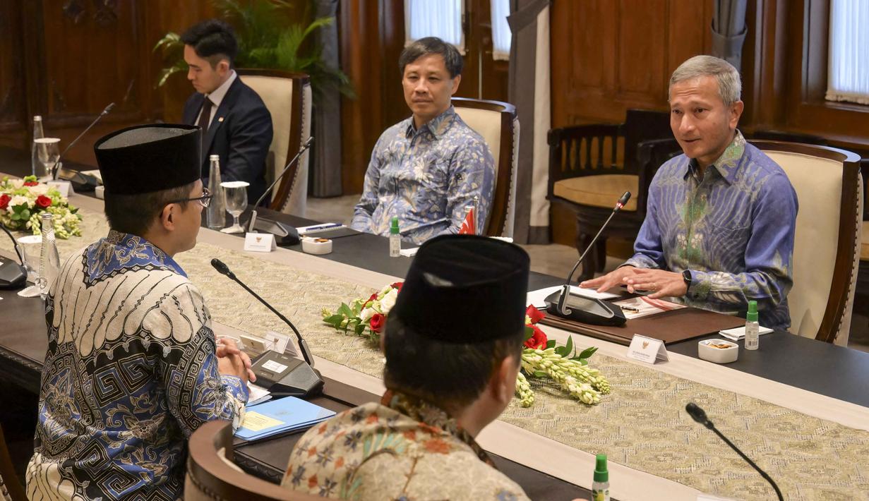 Sementara, Vivian Balakrishnan menegaskan pentingnya intensitas komunikasi antara Indonesia dan Singapura di tengah situasi global yang penuh tantangan. Tampak dalam foto, Menteri Luar Negeri Indonesia Sugiono (kiri) dan Menteri Luar Negeri Singapura Vivian Balakrishnan (kanan) berbicara saat pertemuan mereka di Gedung Kementerian Luar Negeri, Jakarta pada Selasa 12 Mei 2026. (BAY ISMOYO/AFP)