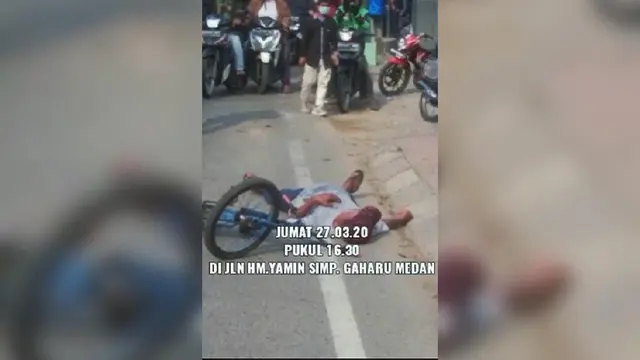 Seorang pria tergeletak di samping sepeda