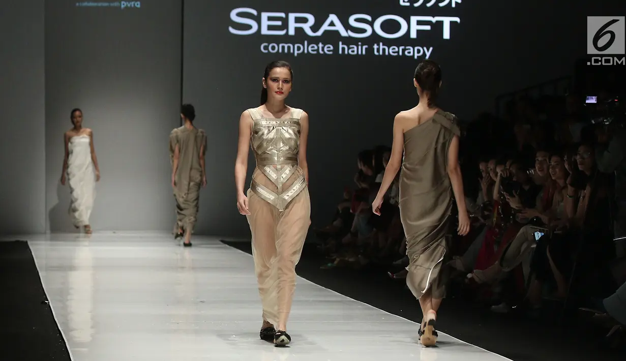 Sejumlah model membawakan busana karya Jeffry Tan yang berkolaborasi dengan shampo Serasoft di Jakarta Fashion Week (JFW) 2018 di Senayan City, Jakarta, Selasa (25/10). (Liputan6.com/Herman Zakharia)