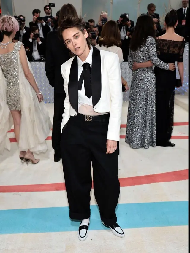 Gaya Boyish Maksimal Kristen Stewart Jadi Sorotan di Met Gala 2023