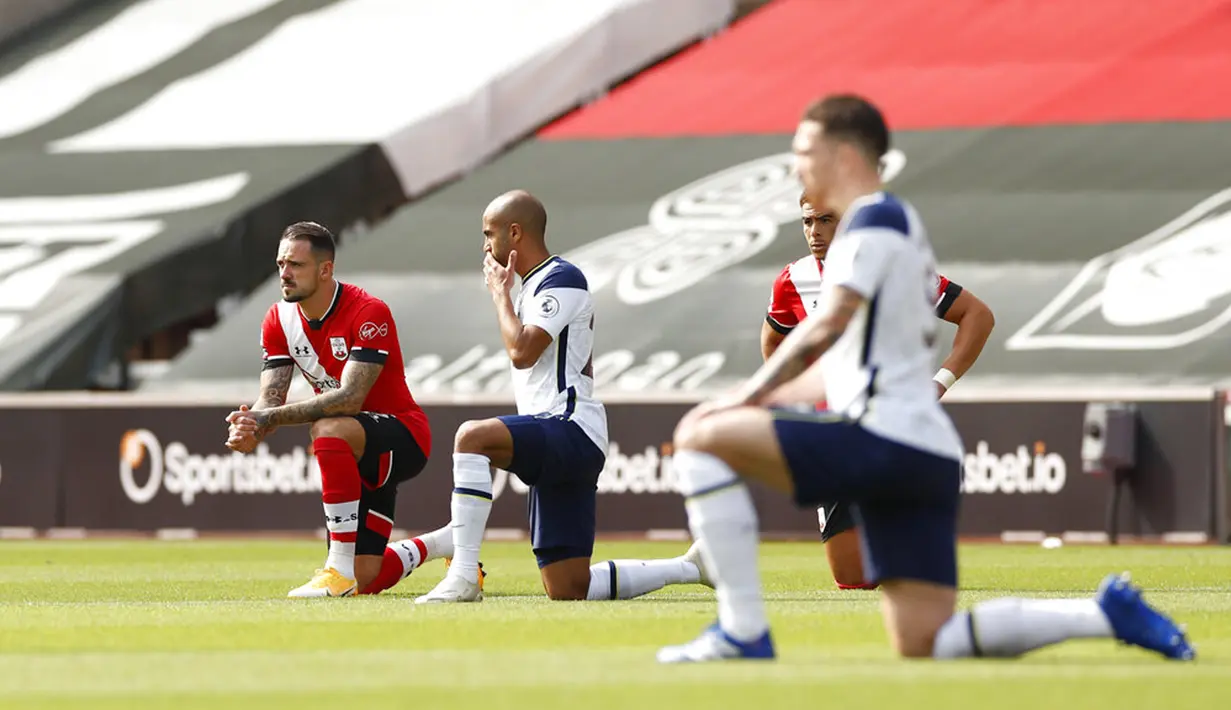 Pemain Southampton dan Tottenham Hotspur berlutut untuk mendukung pergerakan Black Lives Matter sebelum pertandingan Liga Premier Inggris di Stadion St. Mary, Southampton, Inggris, Minggu (20/9/2020). Tottenham menekuk Southampton 5-2, Son Heung-min menyumbang empat gol. (Andrew Boyers/Pool via AP)
