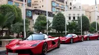 Sama-sama berkelir merah, mobil-mobil berloo Kuda Jingrak ini pun sukses membuat heboh tamu hotel.