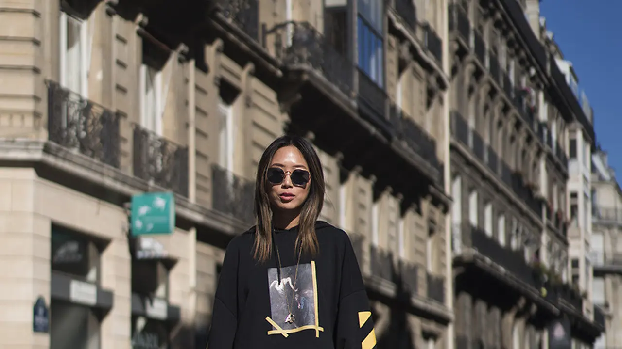 Untuk Outfit Malam Minggu, Ini 5 Tips Pakai Patent Leather Skirt
