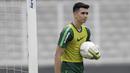 Kiper Timnas Indonesia U-22, Nadeo Argawinata, menangkap bola saat latihan di Stadion Madya, Jakarta, Selasa (15/1). Latihan ini merupakan persiapan jelang Piala AFF U-22. (Bola.com/Yoppy Renato)