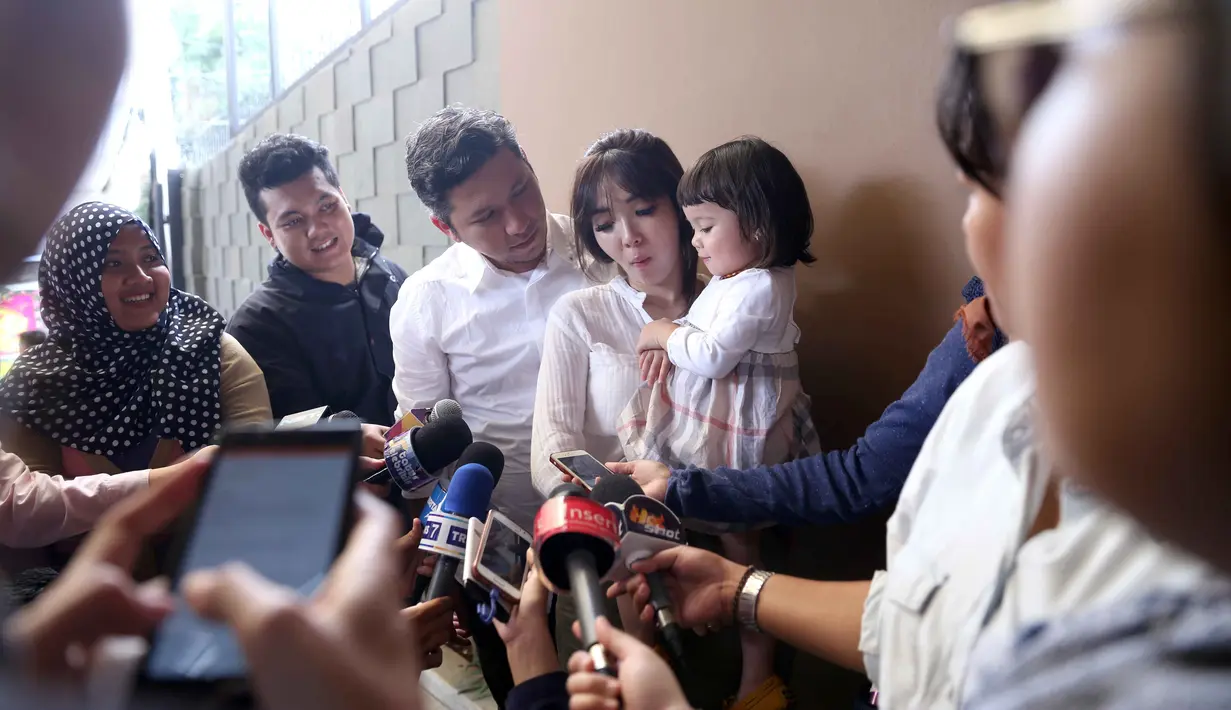 "Ya sudah nggak apa-apa ya. Gempi sama Papa ya, oke deh," sambung Gading, menenangkan anaknya, saat ditemui di kawasan Cipete, Jakarta Selatan. (Nurwahyunan/Bintang.com)