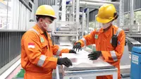 Para pekerja saat mengemas dry ice yang baru dihasilkan dari mesin pembuat produk non pupuk PT Pupuk Kujang Cikampek.
