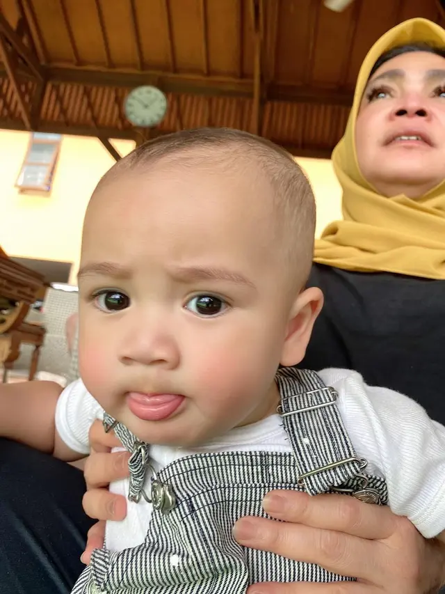Momen Kebersamaan Mama Rieta Bareng Rayyanza, Selalu Gemas Dengan Cucu