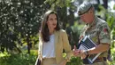 “Sebagai pasukan perdamaian, kalian harus paham apa yang harus dilakukan, karena mereka (para pengungsi) sangat ketakutan. Karena kenyataannya, pasukan perdamaian yang akan didatangi pertama kali,” tutur Angelina Jolie dalam pidatonya. (AFP/Bintang.com)