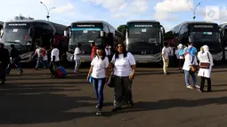 Relawan Pro Jokowi (Projo) bersiap berangkat ke Solo dengan menggunakan bus, di Kemayoran, Jakarta, Senin, (6/11). Keberangkatan mereka ini untuk menghadiri pernikahan Putri Presiden Joko Widodo, Kahiyang Ayu dan Bobby Nasution. (Liputan6.com/JohanTallo)
