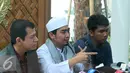 Ustad Solmed memberikan keterangan pers terkait issu pengeroyokan dirinya saat akan mengisi acara di Desa Pasuruan, Banten pada Jumat (6/5). Ia membantah dirinya telah dikeroyok, Jakarta, Rabu (11/5). (Liputan6.com/Herman Zakharia)