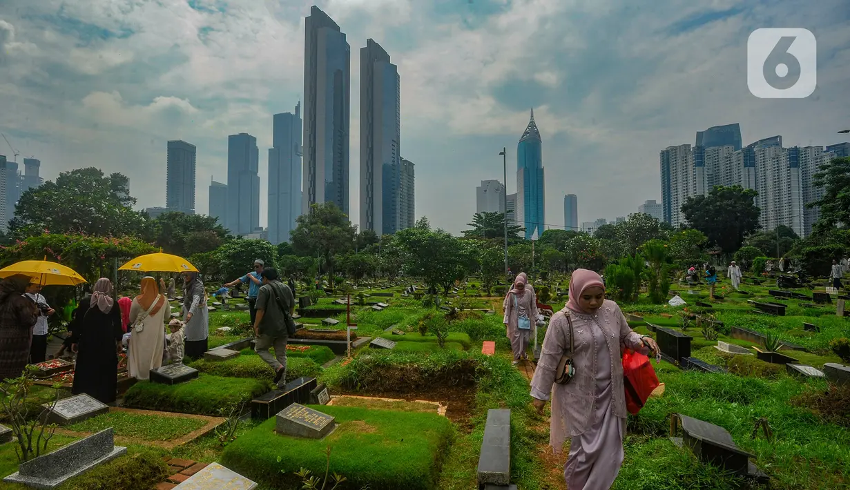 Selain mendoakan, peziarah juga membersihkan makam. (merdeka.com/Arie Basuki)