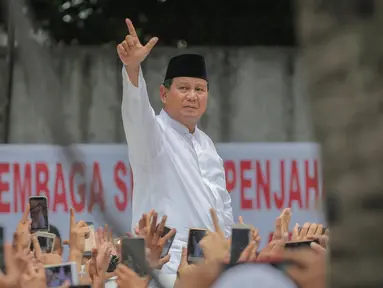 Capres nomor urut 02 Prabowo Subianto tiba di rumah kemenangan kediamannya di Jalan Kertanegara, Kebayoran Baru, Jakarta, Jumat (19/4). Kedatangan Prabowo disambut ribuan pendukungnya yang telah menunggu di Kartanegara dari pagi. (Liputan6.com/Faizal Fanani)