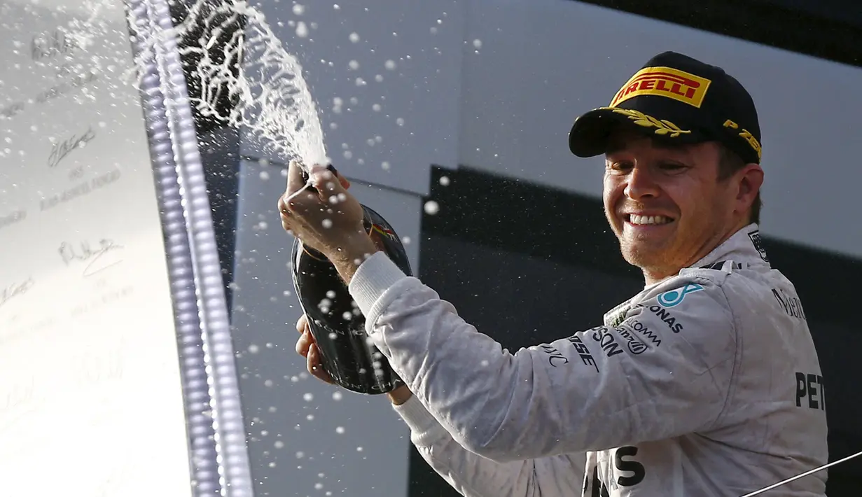 Nico Rosberg dari Tim Marcedes merayakan kemenangan di seri pertama musim balap 2016 di Australia, Minggu (20/3/2016). Dari 22 pebalap, hanya 16 nama yang bisa menyelesaikan hingga finis di Sirkuit Melbourne Grand Prix Albert Park (Reuters/Jason Reed)