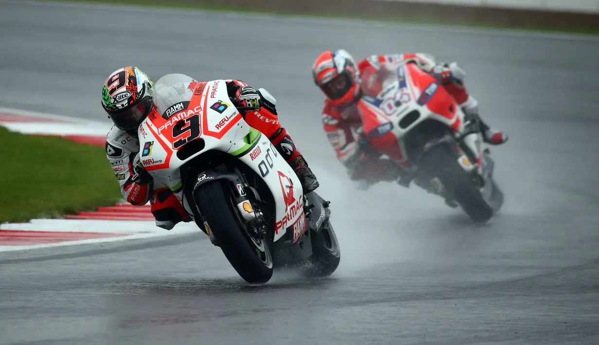 Pebalap Pramac Racing, Danilo Petrucci, berada di posisi kedua di Sirkuit Silverstone, Inggris. Minggu (30/8/2015). (EPA/Tim Keeton)