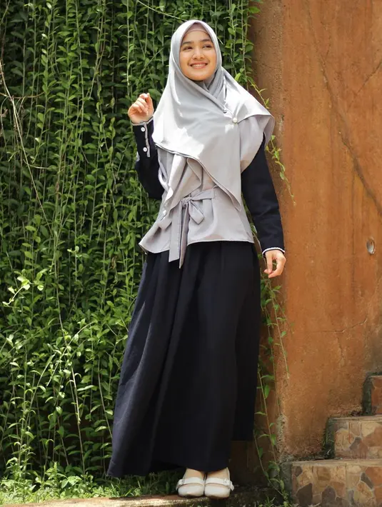 Cut Syifa memang terlihat begitu anggun saat bergaya seperti ini. Gaya penampilan Syifa memang selalu mencuri perhatian. Apalagi saat ia berhasil padu padankan warna busana yang ia kenakan dengan warna hijabnya. (Liputan6.com/IG/@cutsyifaa)