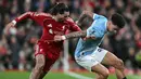 Setelah gol dibatalkan, VAR kemudian menunjukkan tayangan ulang pelanggaran Szoboszlai yang menggagalkan peluang gol Haaland, merekomendasikan kartu merah. (AFP/Paul Ellis)