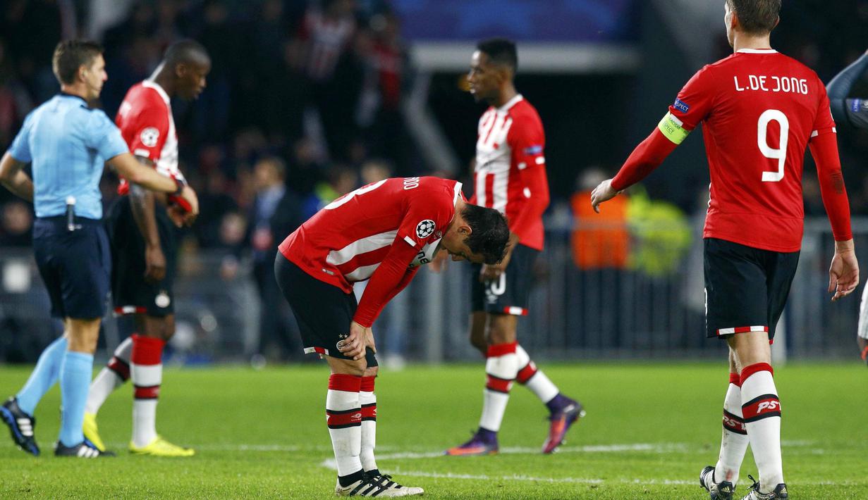 Para pemain PSV Eindhoven terlihat kecewa usai kalah dari Bayern Munich pada laga grup D Liga Champions di PSV Stadium, Eindhoven, (01/11/2016). (REUTERS/Michael Kooren)  