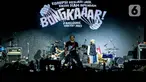 Pas Band tampil dalam Panggung Rakyat 'Bongkar' di Stadion Madya Gelora Bung Karno (GBK), Senayan, Jakarta, Sabtu (9/12/2023). Selain Pas Band, acara ini juga menghadirkan Marjinal. (Liputan6.com/Faizal Fanani)