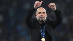 Keberhasilan Manchester City merebut trofi Liga Champions 2022/2023 setelah mengalahkan Inter Milan tidak hanya memastikan The Citizens mencetak Treble Winners musim ini, namun juga membuat sang pelatih Pep Guardiola menahbiskan sebuah rekor yang belum pernah dilakukan oleh pelatih hebat manapun, termasuk Alex Ferguson yang begitu dominan bersama Manchester United. Rekor yang dicetak Pep Guardiola adalah menjadi pelatih pertama yang mampu mencetak dua kali treble winners, setelah sebelumnya pada 2008/2009 ia melakuannya bersama Barcelona. Berikut deretan momen yang menjadi saksi keberhasilan Pep Guardiola mencetak rekor tersebut. (AFP/Franck Fife)