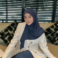 Clara Shinta kerap tampil percaya diri mengenakan kerudung hitam. Seperti ia memadukannya dengan blazer beige dan rok panjang plisket. [@clarashintareal]