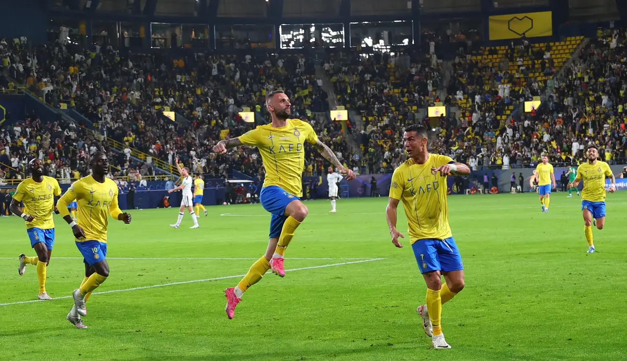 Selebrasi pemain Al Nassr setelah Marcelo Brozovic (tengah) mencetak gol ke gawang Al Ettifaq dalam pertandingan lanjutan Saudi Pro League 2023/2024 yang berlangsung di Al Awwal Park, Jumat (22/12/2023). (X/Al Nassr FC)