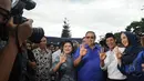 Gaya Ketua Umum Partai Demokrat Susilo Bambang Yudhoyono (SBY) bersama Ani Yudhoyono saat foto bareng pasangan cabup-cawabup Bogor Ade Ruhaendi-Inggrid Kansil ketika pengobatan massal di Ciampea, Bogor, Jawa Barat, (26/3). (Merdeka.com/Arie Basuki)